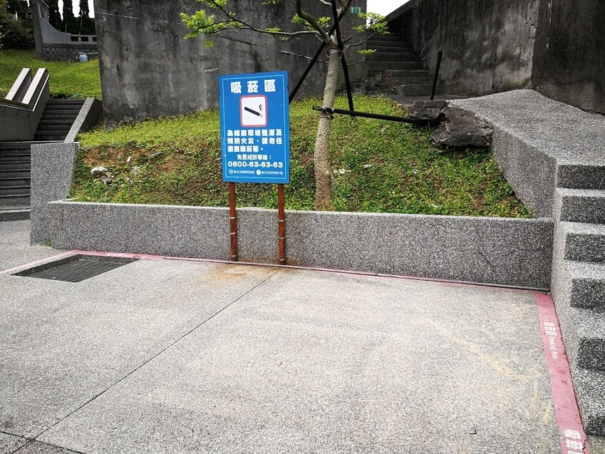 灰皿がない台北の喫煙所