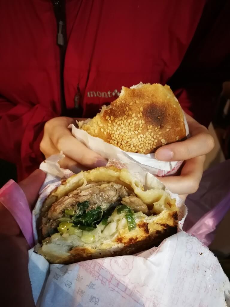 松山饒河街夜市の名物：胡椒餅（ふーじょうーびん）