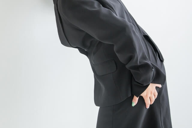 下痢でトイレに駆け込む男性