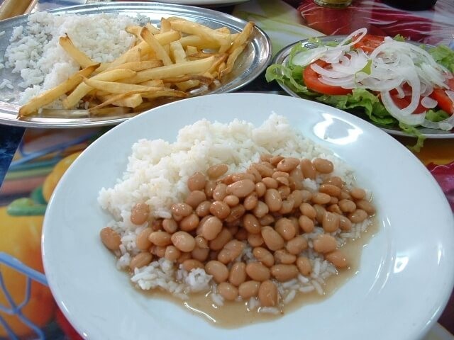 南米のブラジルの昼定食、豆がいっぱい入っています