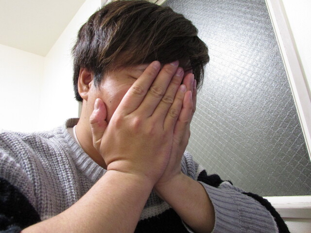 がっかりする男性