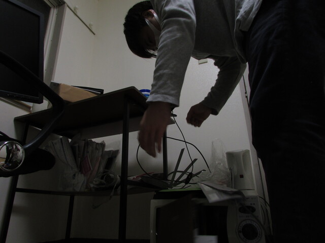 机を移動させる男性