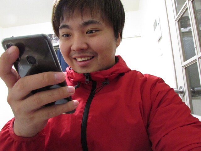 スマホを触る男性