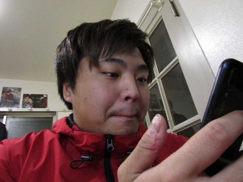 スマホを見る男性