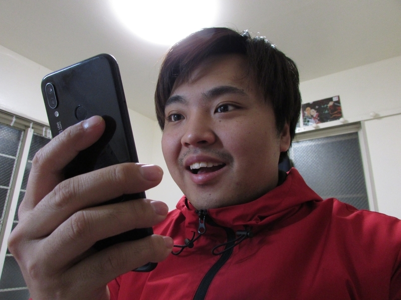 スマホをみてびっくりする男性