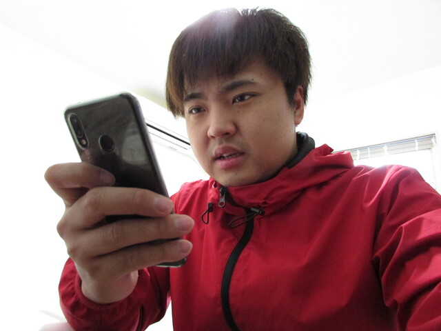 スマホを操作する男性