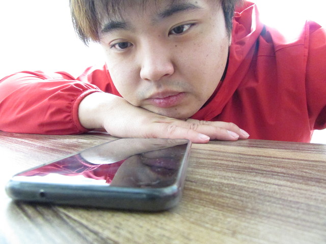 スマホを見つめる男性
