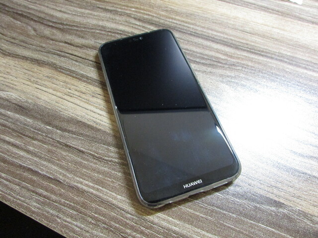 机の上のスマホ