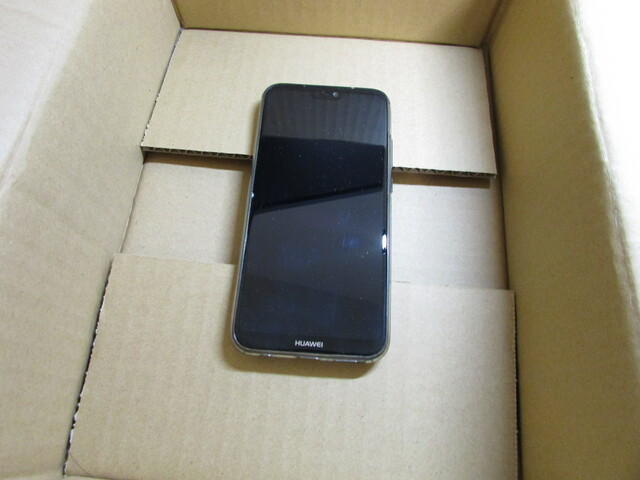 段ボールにしまわれたスマホ