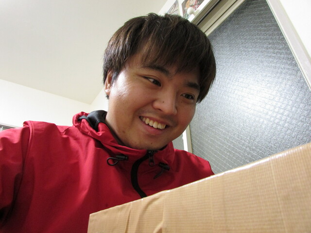 満足げに段ボールを眺める男性