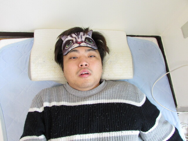 寝起きの男性