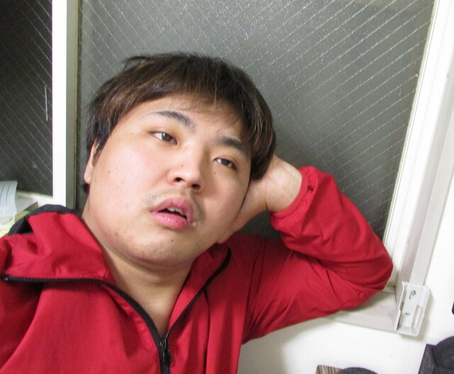 頬杖をつく男性