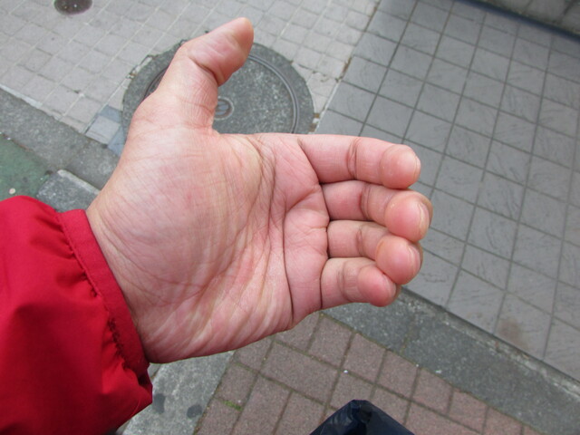 スマホを求める手