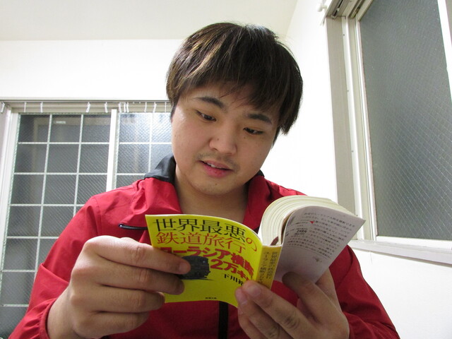 家で読書をする男性
