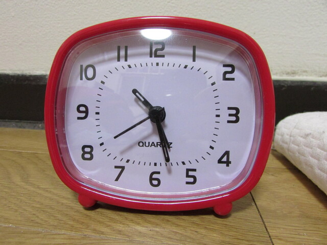 10時半をさす時計