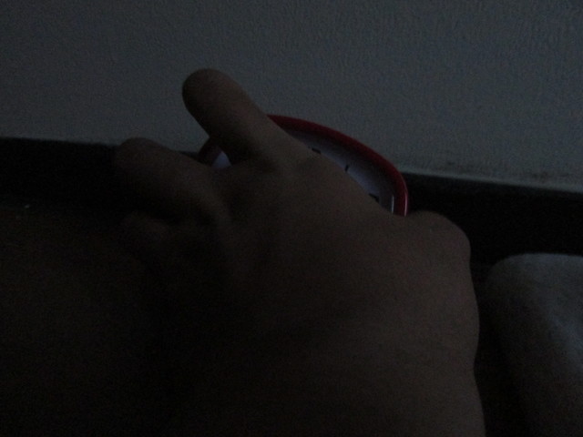 目覚ましを止める手