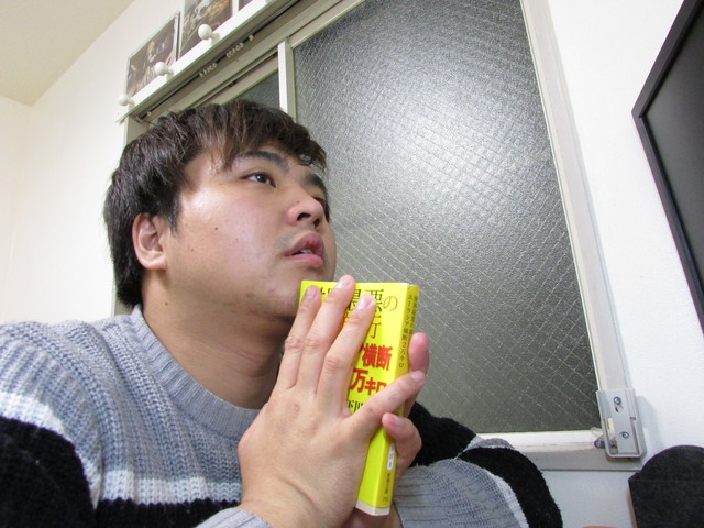 本を閉じる男性