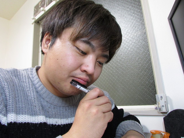 ペンを持つ男性