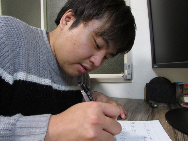 手紙を書く男性