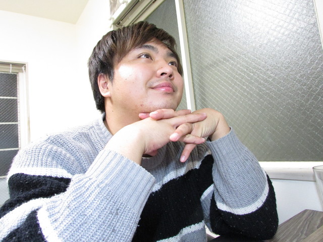 期待に満ちた表情の男性