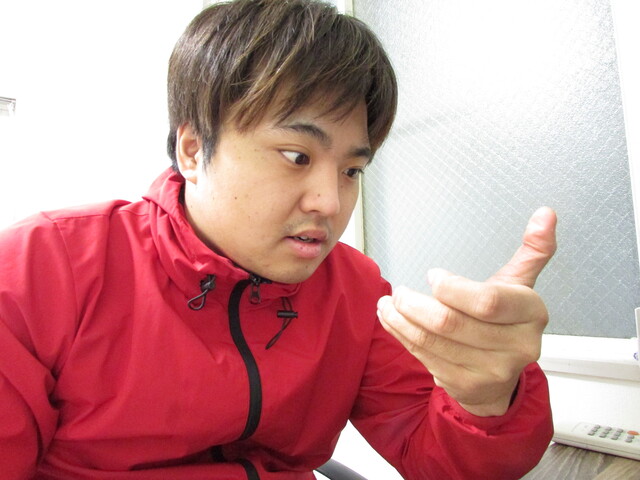 スマホを求める男性