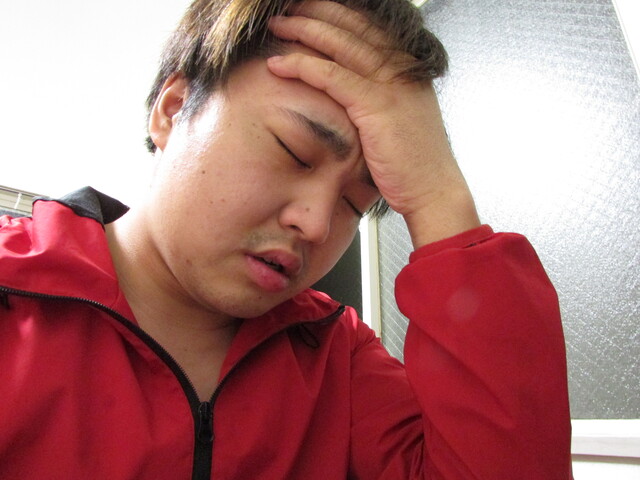 悩む男性