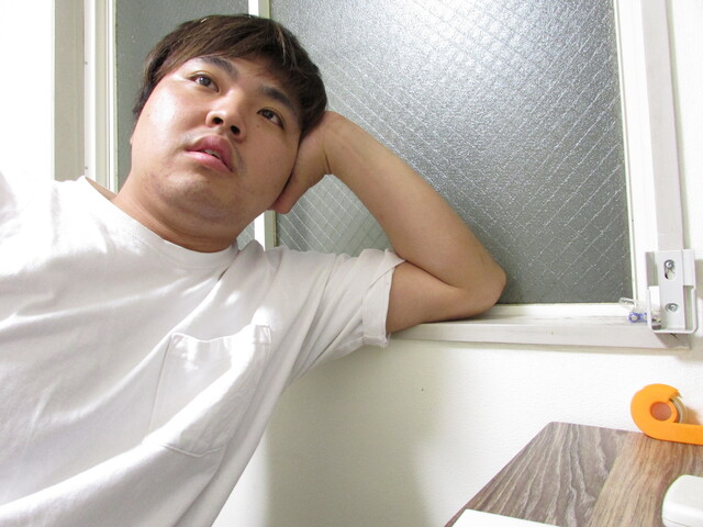 暇をもてあます男性