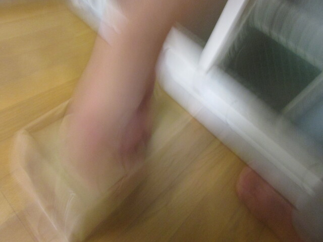 段ボールを殴ろうとする男性