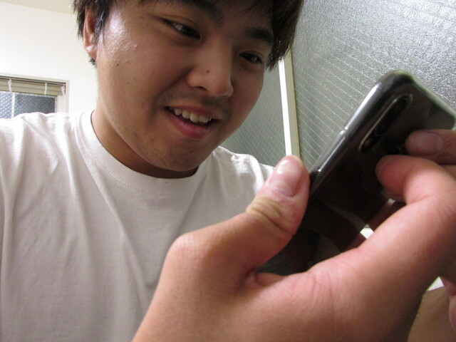 スマホを触る男性
