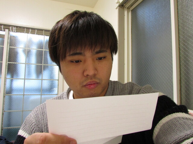 手紙を読む男性