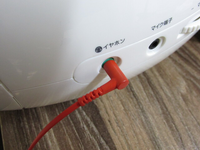 ラジカセにセットされたイヤホン