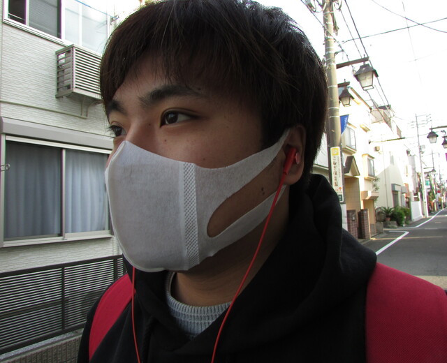 散歩をする男性