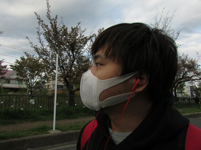 辺りを見渡す男性