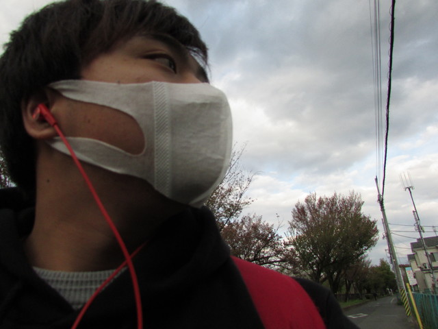 辺りを見渡す男性