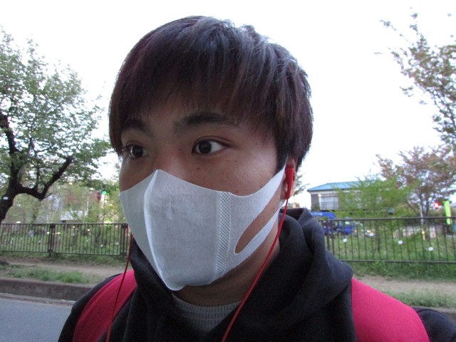 驚く男性