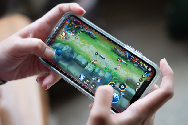 スマホでゲームをする人