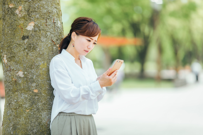 スマホを操作する男性