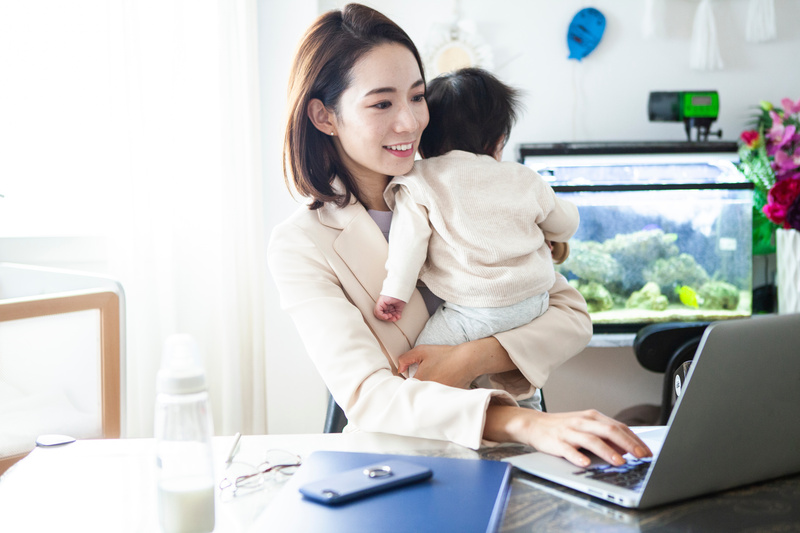 子供を抱くお母さん