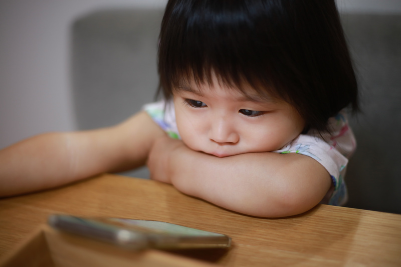 スマホを見る子供