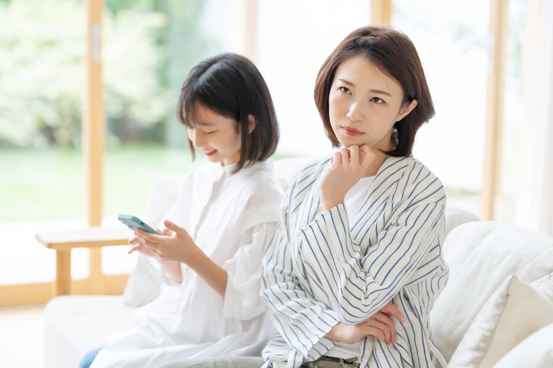 スマホを使う子供と悩む親
