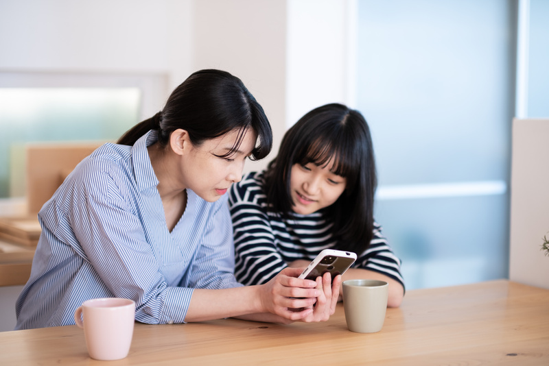スマホを見る親子