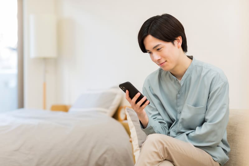 スマホを見る男性