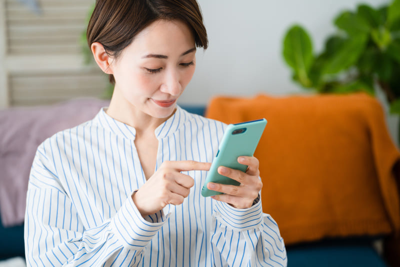 出品内容を確認する女性