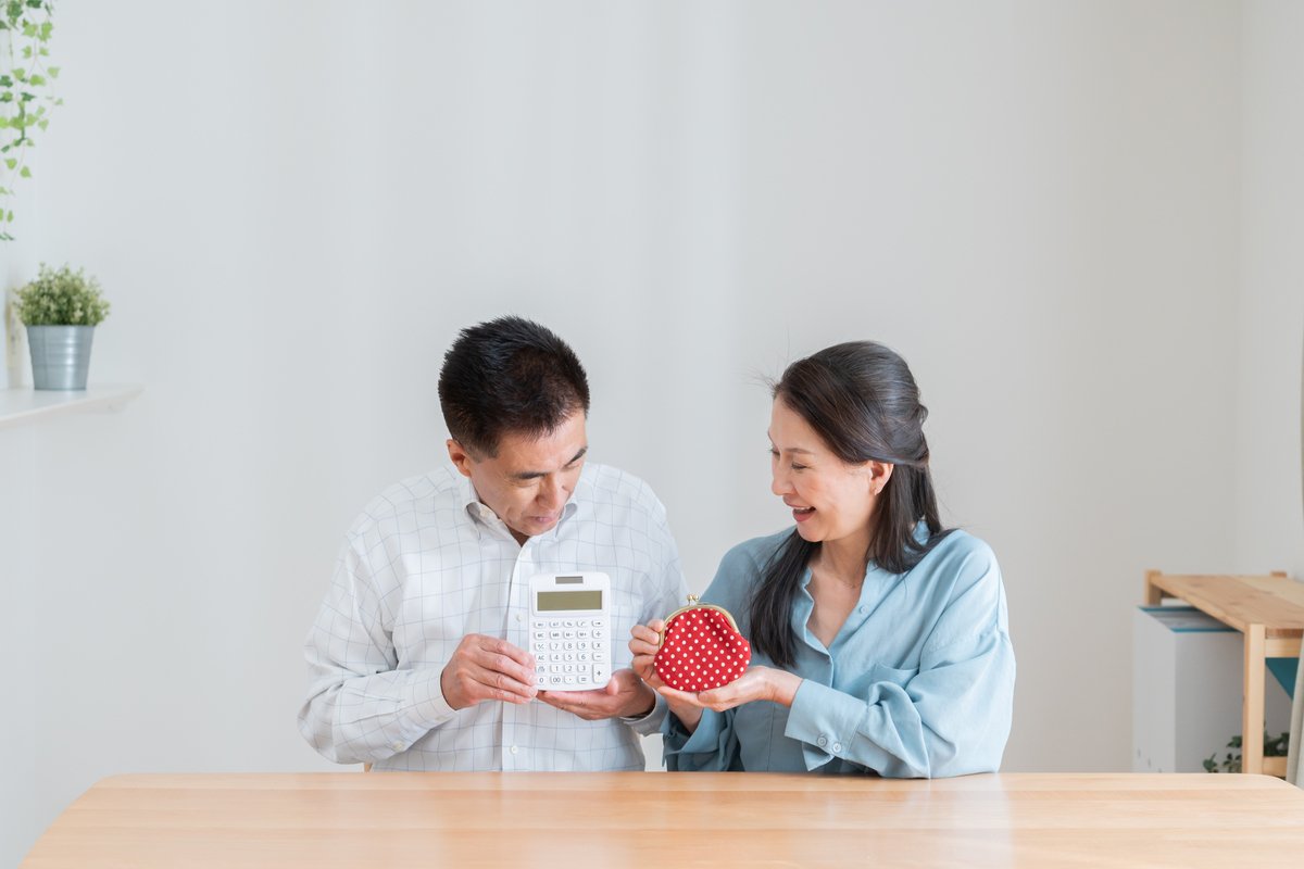 貯金をする夫婦
