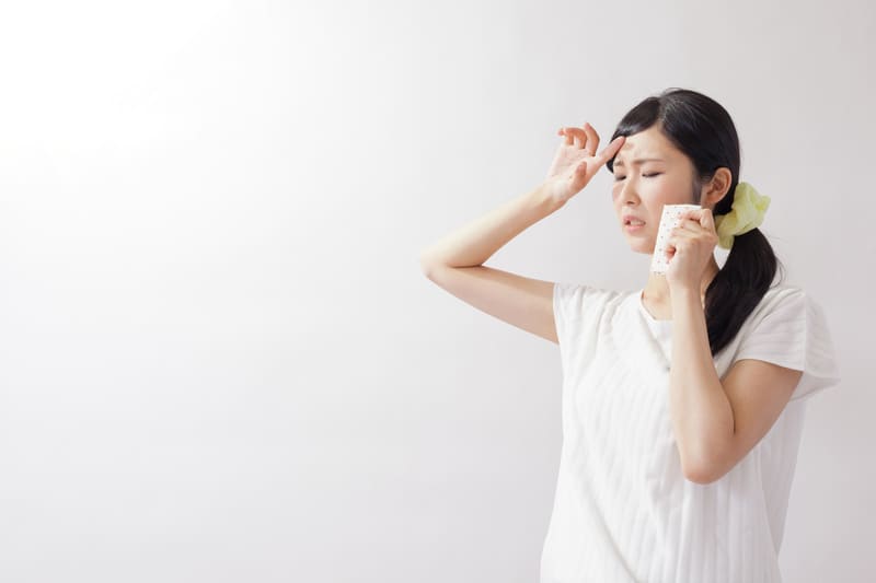 汗を拭く女性
