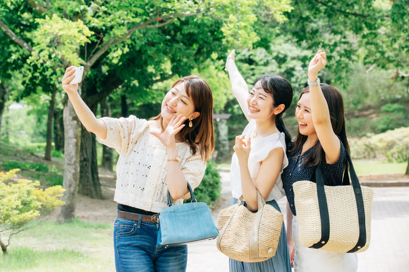 記念撮影をする女性3人
