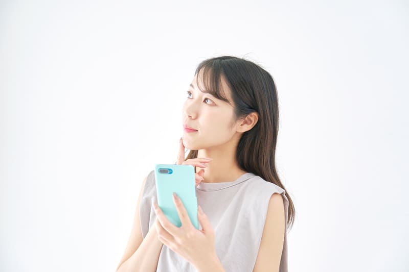 スマホを持ち悩む
