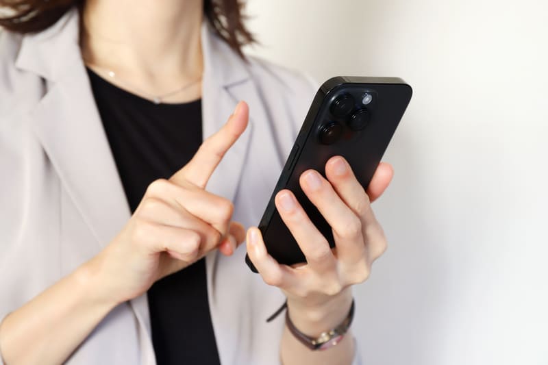 スマホを確認する手元