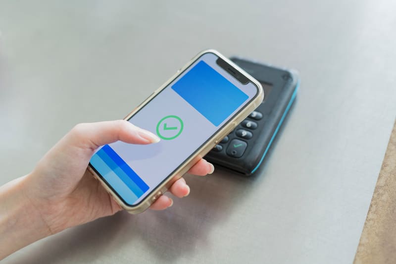 スマホでキャッシュレス決済をする画像