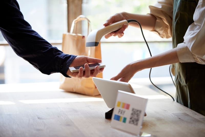 店頭でキャッシュレス決済をする画像
